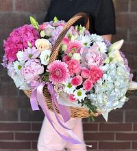 Композиция солнечный день в Нижние Вязовые Цветочная композиция из Розы, Хризантемы, Пионы и Лизиантусы в корзине в Нижние Вязовые